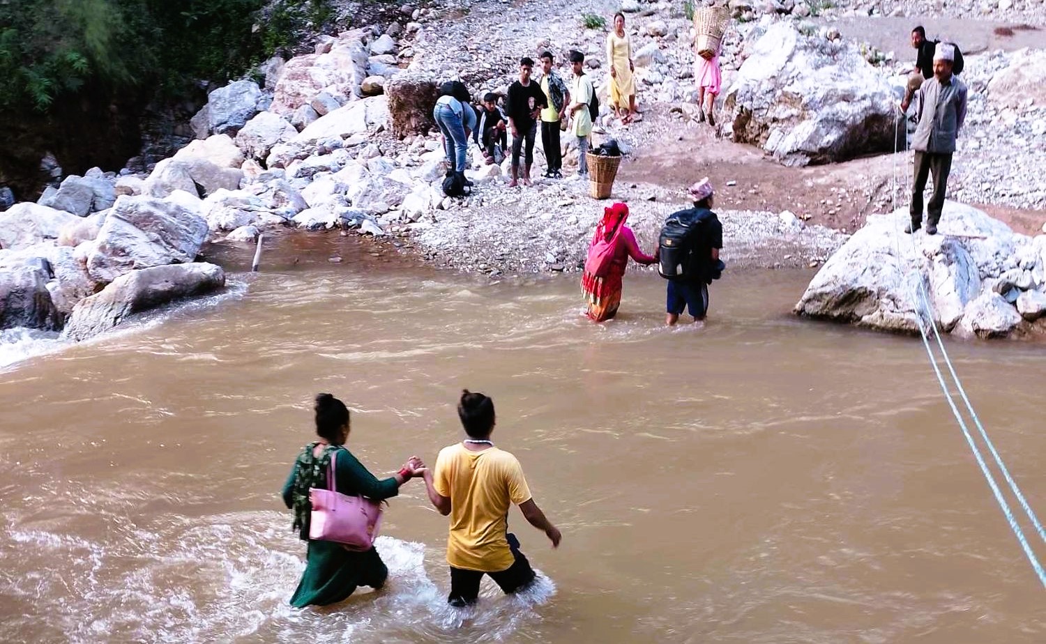 पुल बन्ने आशामा वर्षौदेखि पीडासँग पौंठेजोरी खेलिरहेका छन्, रोल्पा रानीबासका नागरिक image