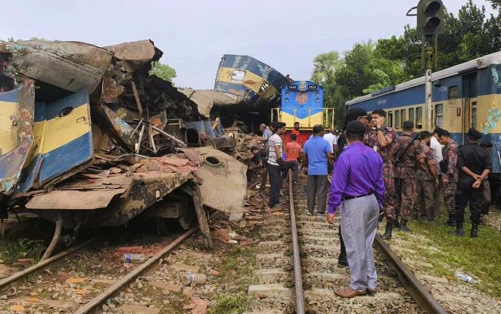 दुई वटा रेल ठोक्किँदा १५ जनाको मृत्यु