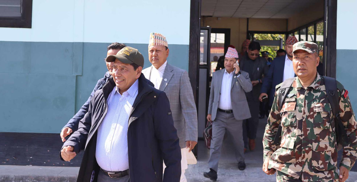 सांसदसहितको टोली लिएर उपप्रधानमन्त्री भूकम्प प्रभावित क्षेत्रमा image
