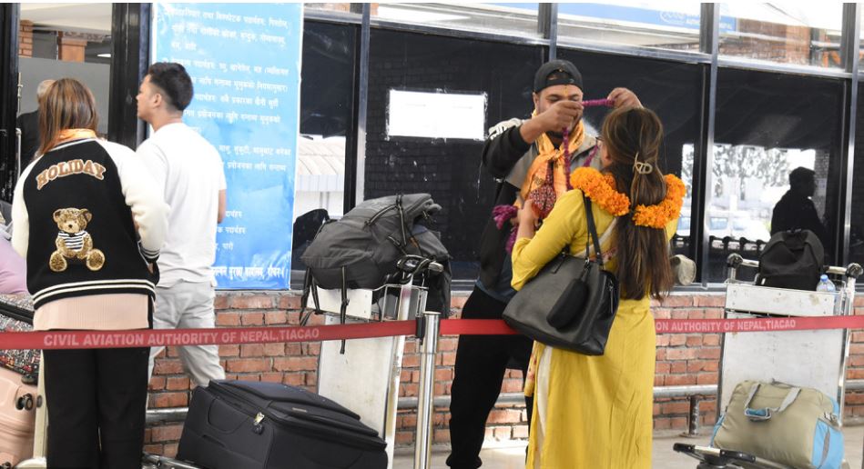 पर्वमा समेत नरोकिने परदेशीले धानेको देश image
