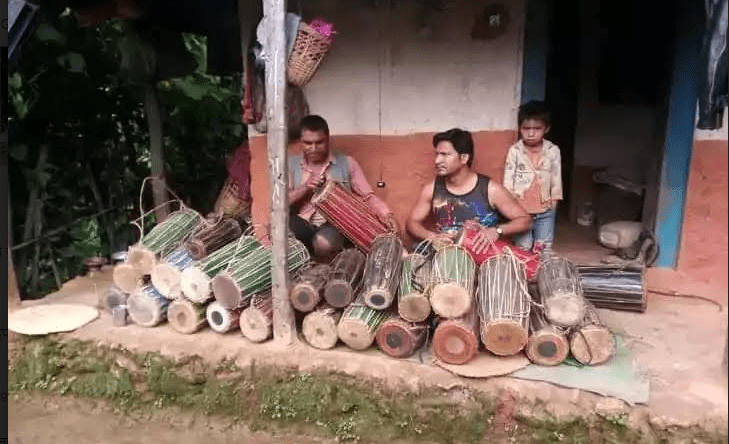 तिहार नजिकिएसँगै व्यस्त मादल व्यापारी image