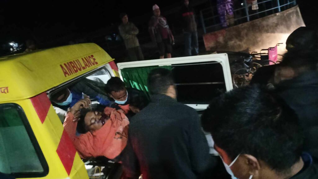 सडक अवरुद्ध हुँदा भूकम्प पीडितकाे उद्धारमा कठिनाइ