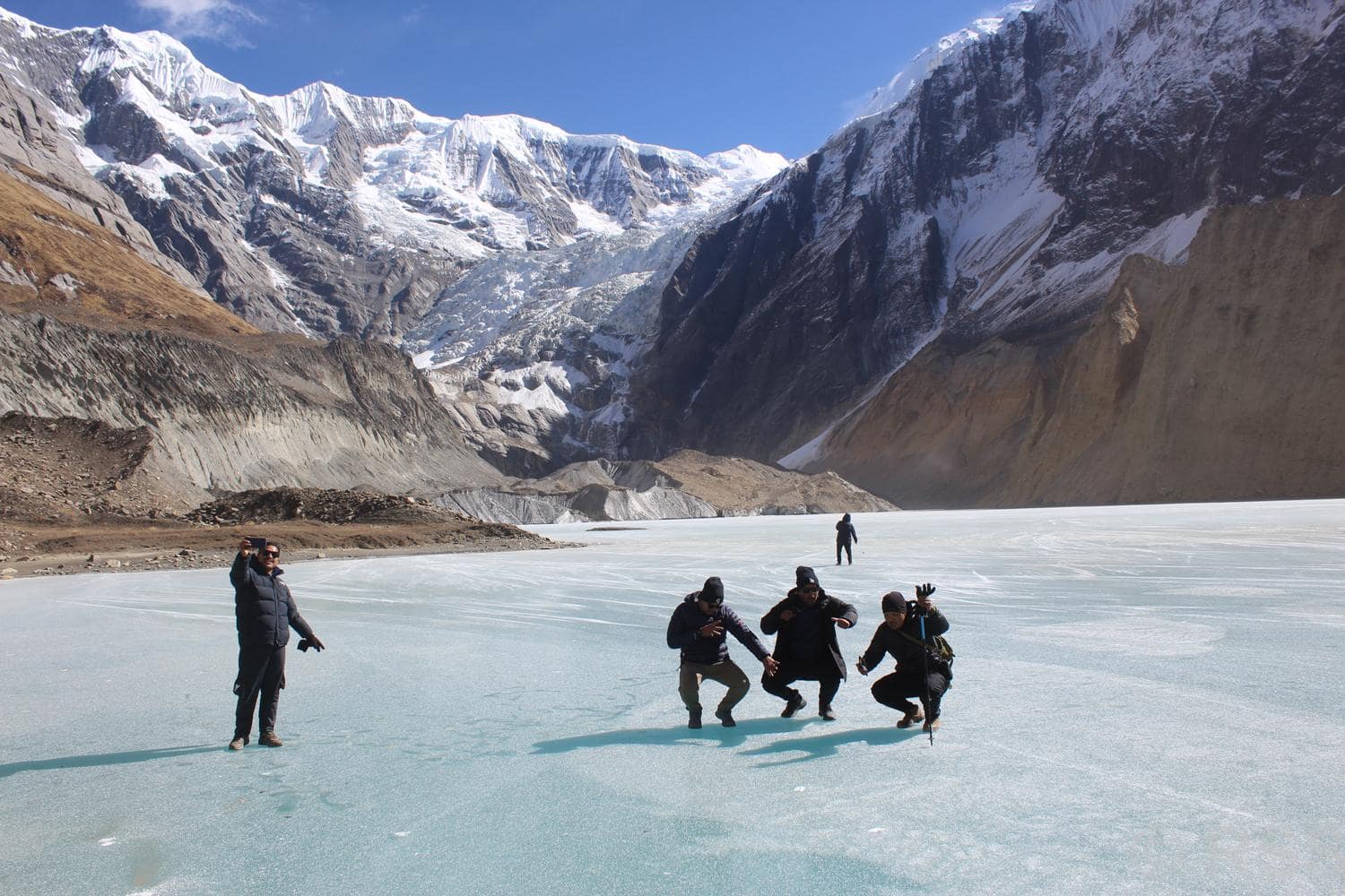 चिसोले जमेको पञ्चकुण्ड तालमा रमाउँदै पर्यटक image