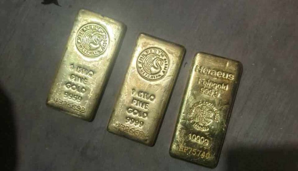 १ किलो ३०० ग्रम सुन बरामद
