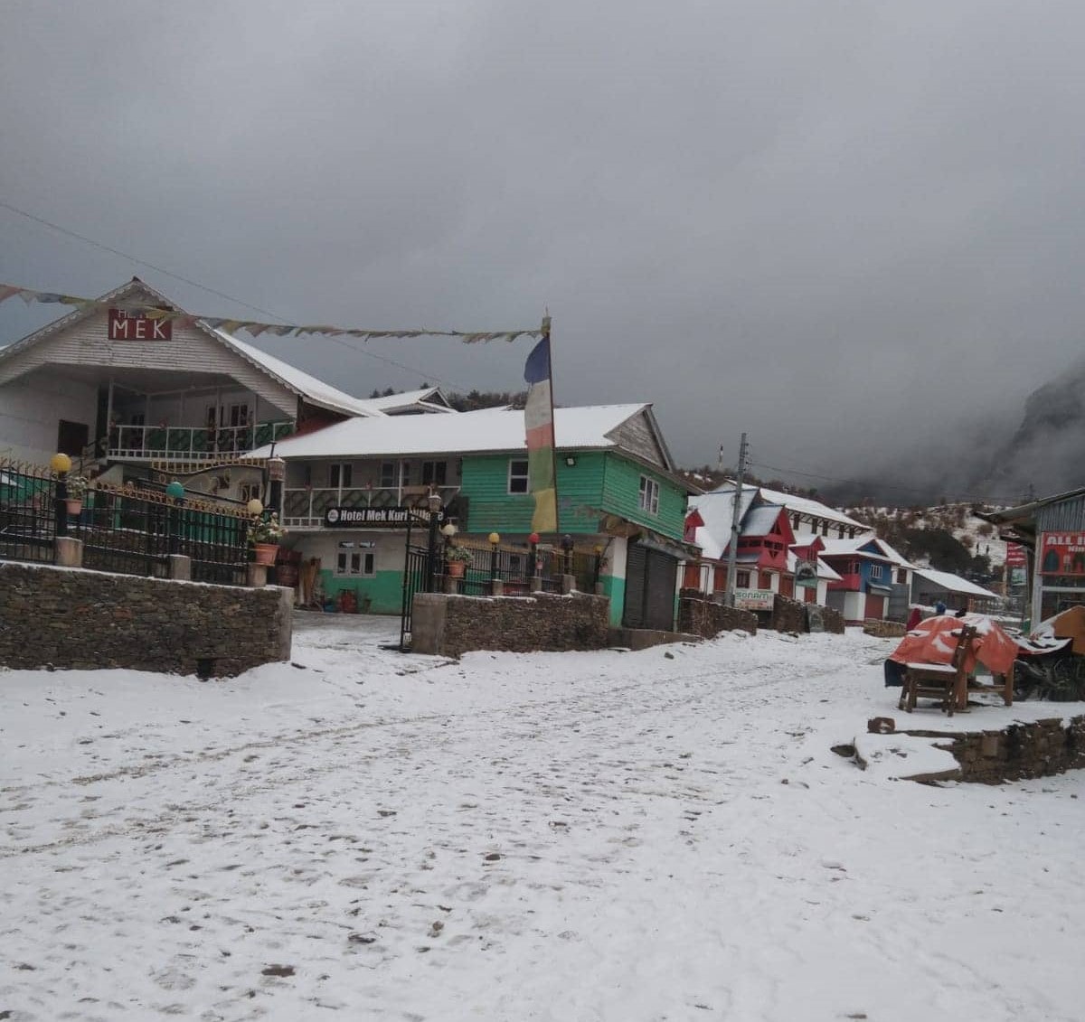 कालिञ्चोककोमा यो वर्षकै पहिलो पटक हिमपात, हिउँ परेपछि व्यवसायी खुशी image