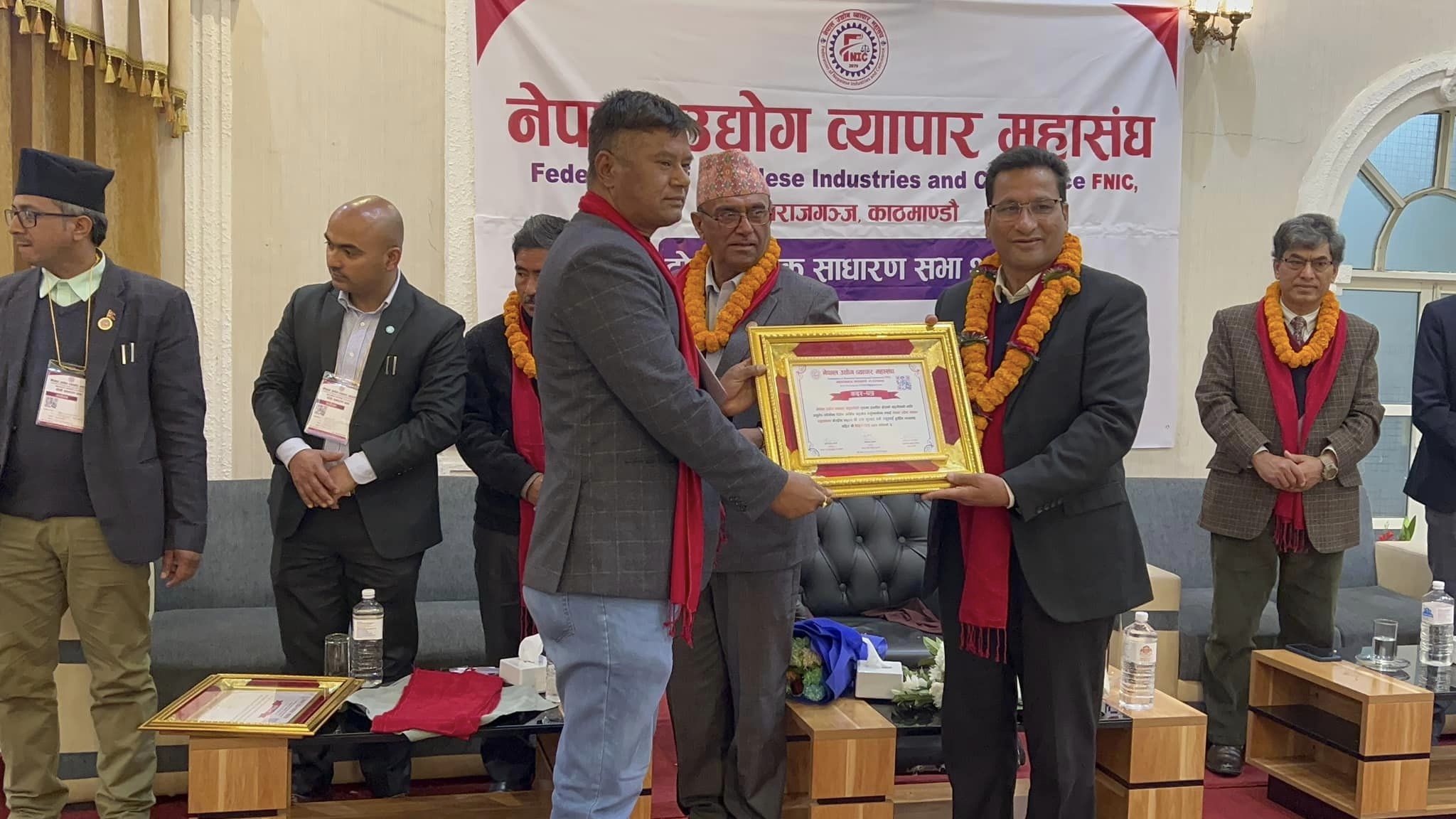 भूकम्प प्रभावित क्षेत्रमा सहयोग गरेको भन्दै पर्यटन व्यवसायी बकेलाई सम्मान image