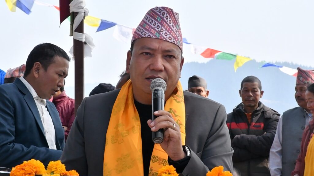 स्वास्थ्य सेवाबाट कोहि पनि बन्चित हुन पर्दैनः स्वास्थ्य मन्त्री थापा