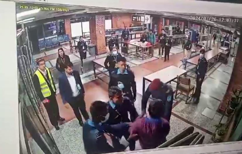 विमानस्थलमा प्रहरी(कर्मचारी हातपात : भिजिट भिसा छानबिनले बढायो अविश्वास image