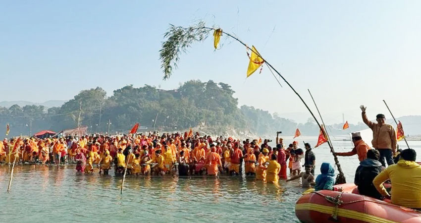 देवघाटमा बाँसको लिङ्गो गाडेर माघेसङ्क्रान्ति मेला सुरू