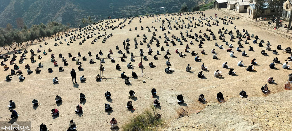 जीर्ण कक्षाकोठामा पढाइ, धुलाम्मे चौरमा परीक्षा image