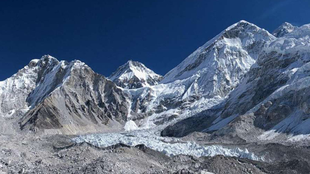 नाफामा कालापत्थरबाट खसिरहेका छन् हिउँका थोपा