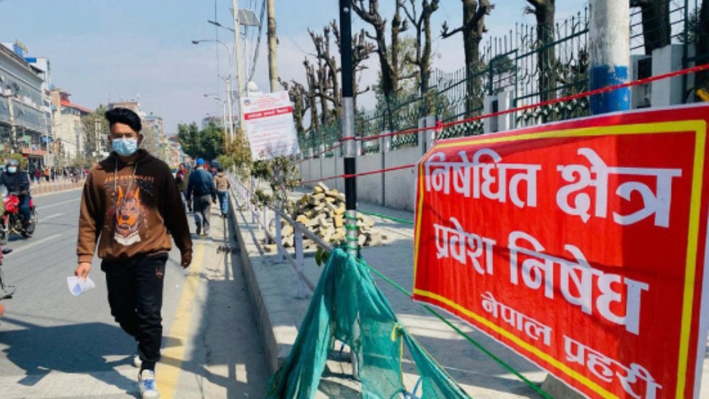 प्रहरी परिचालन गरेर निषेधित क्षेत्रमा हिँड्न रोक