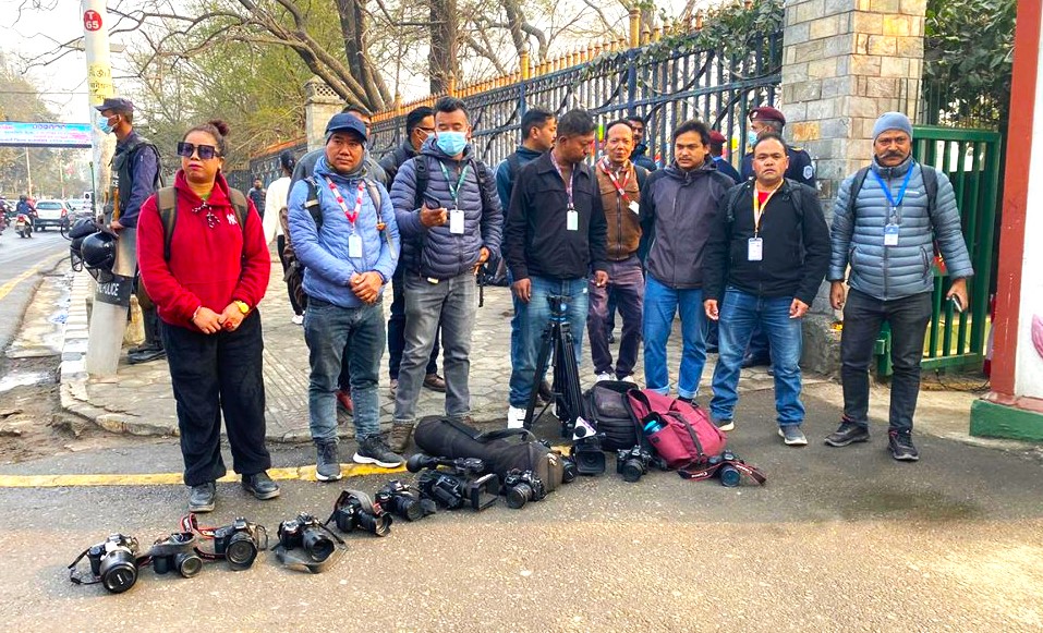 कस्तो प्रजातन्त्र दिवस ? समारोहमा प्रवेश नदिइएपछि पत्रकारले गरे क्यामेरा डाउन