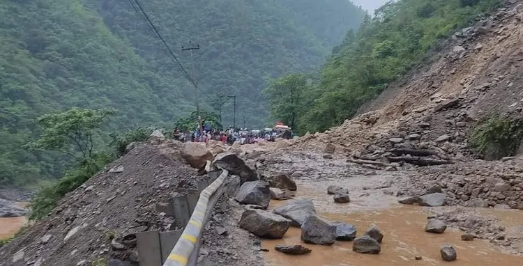 पहिरोले बेँसीसहर–चामे सडक अवरुद्ध