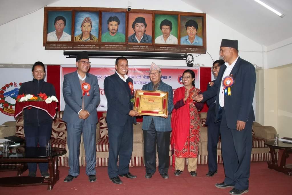 भक्तपुर नगरपालिकामा ३० वर्ष सेवा पूरा गरेका र सेवा निवृत्त कर्मचारीहरु सम्मानित
