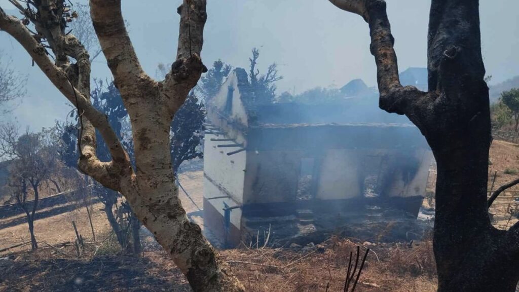 तेह्रथुममा आगलागीबाट १७ वटा घर र दुईवटा गोठ जले