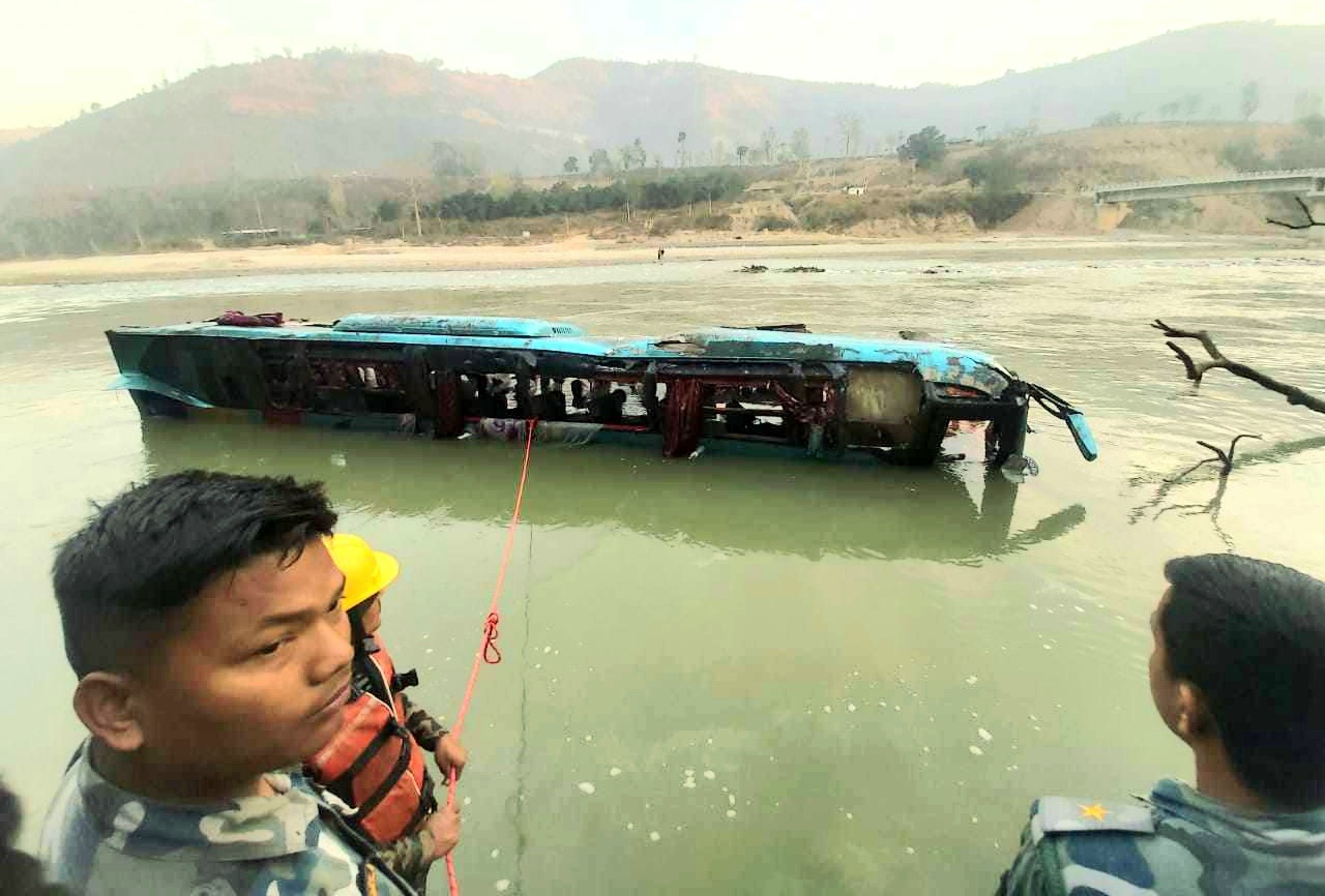 त्रिशूली नदीमा बस खस्यो, ६ जनाको मृत्यु, ३३ को जिवितै उद्वार image