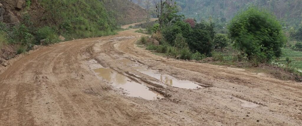 सडकमा खनिएको माटो बगेर हिलाम्य बन्दा गाडी गुड्न समस्या