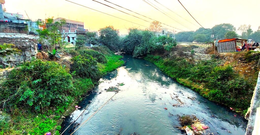 उद्योगीहरूको लापरबाहीले नदी प्रदूषित, जनजीवन प्रभावित सराेकारवाला माैन