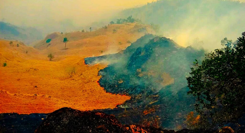 डढेलो गाउँमा सल्किँदा १३ घर खरानी