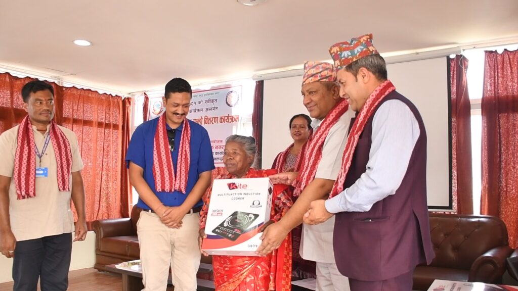 स्वच्छ वातावरणका लागि लक्षित समुदायलाई इन्डक्सन चुल्हो वितरण