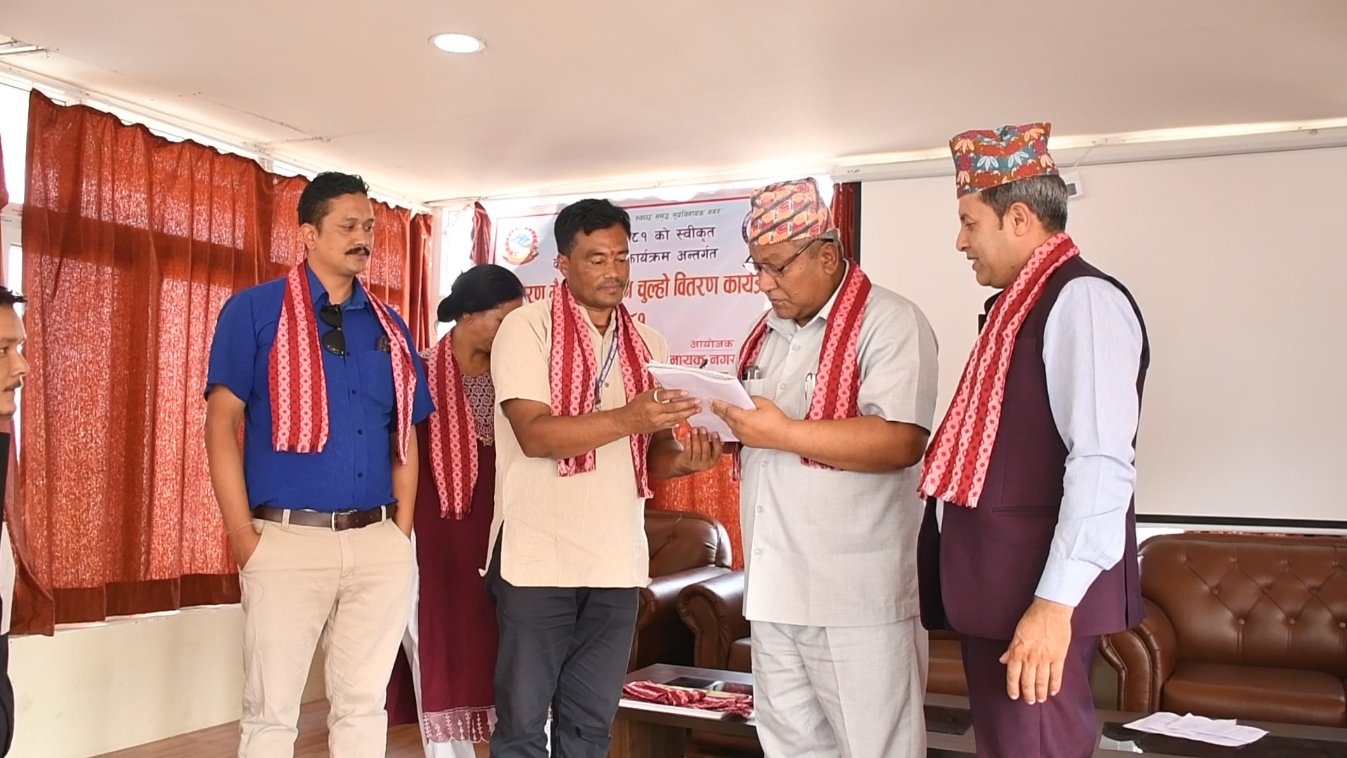 स्वच्छ वातावरणका लागि लक्षित समुदायलाई इन्डक्सन चुल्हो वितरण