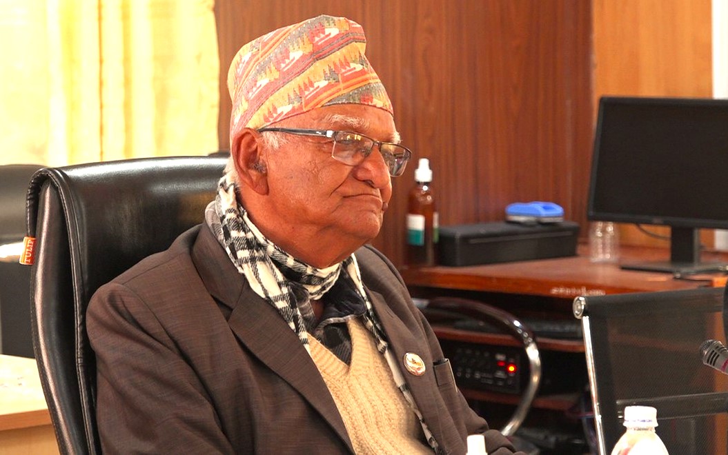 चित्रबहादुर केसीको कटाक्षः गृहमन्त्रीमाथि छानबिन गरौं image