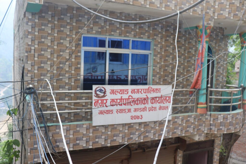 दुई सय चौध विद्यार्थीलाई गल्याङ नगरपालिकाको छात्रवृत्ति