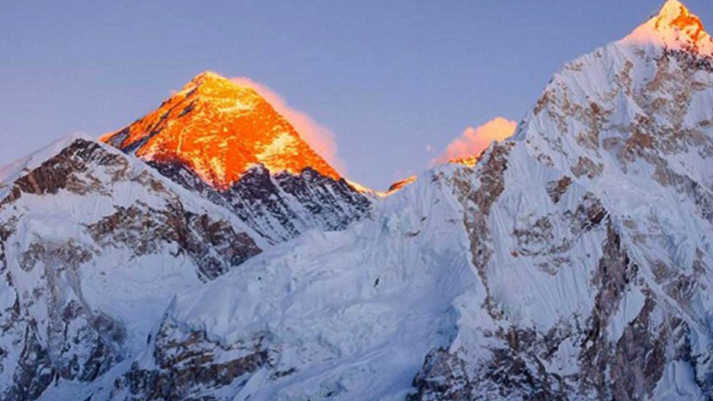दशजना शेर्पाको टोली एकैसाथ सगरमाथाको चुचुरोमा