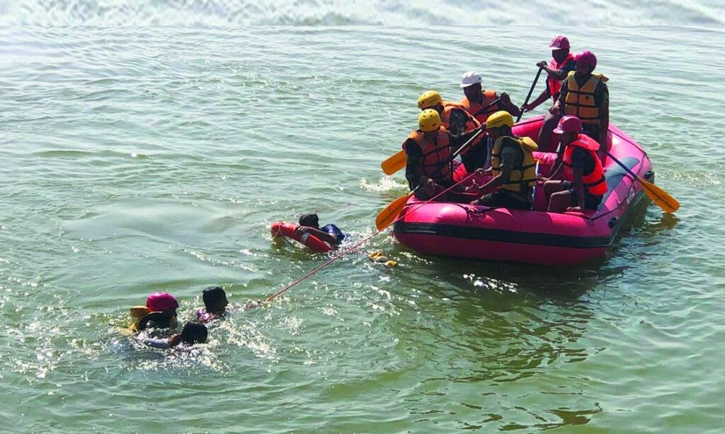 काठमाडौं आउँदै गरेको ट्रक त्रिशूलीमा खस्यो