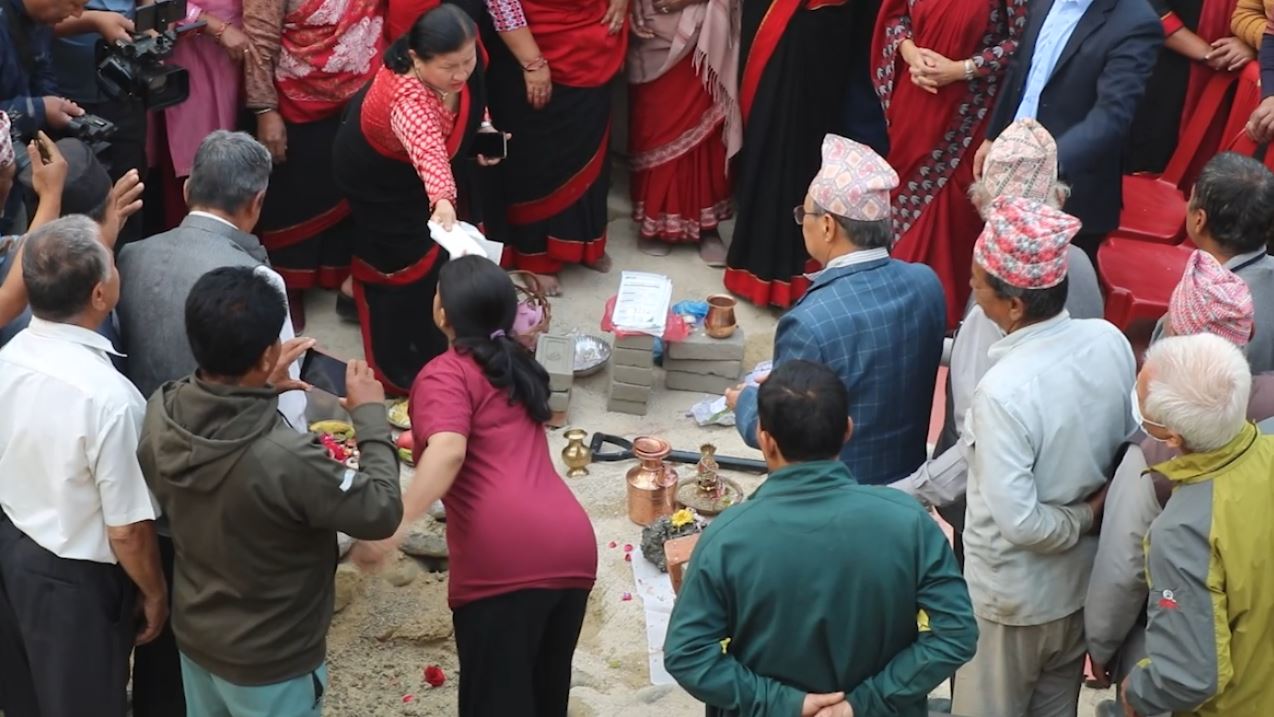 अरनिको सभाभवनको नेपाल मजदुर किसान पार्टीका अध्यक्ष नारायणमान बिजुक्छेँद्धारा शिलान्यास image
