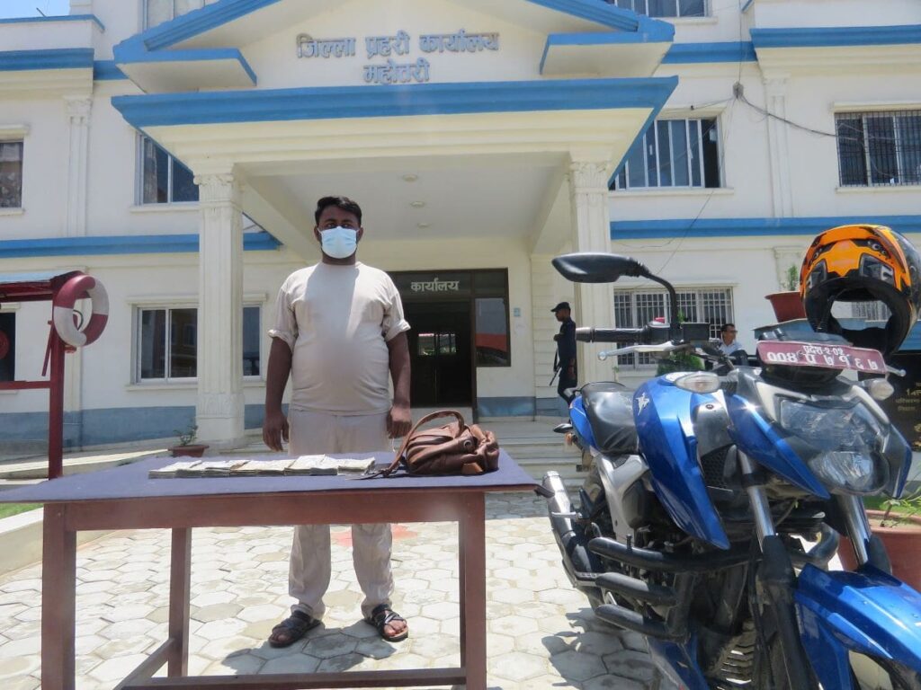 लप्चिका स्थानीयवासीलाई गाउँमै पुगेर सीमा पास वितरण