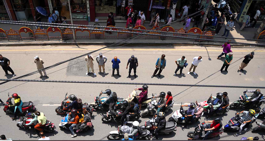 न्युरोडमा स्थानीयको प्रदर्शन