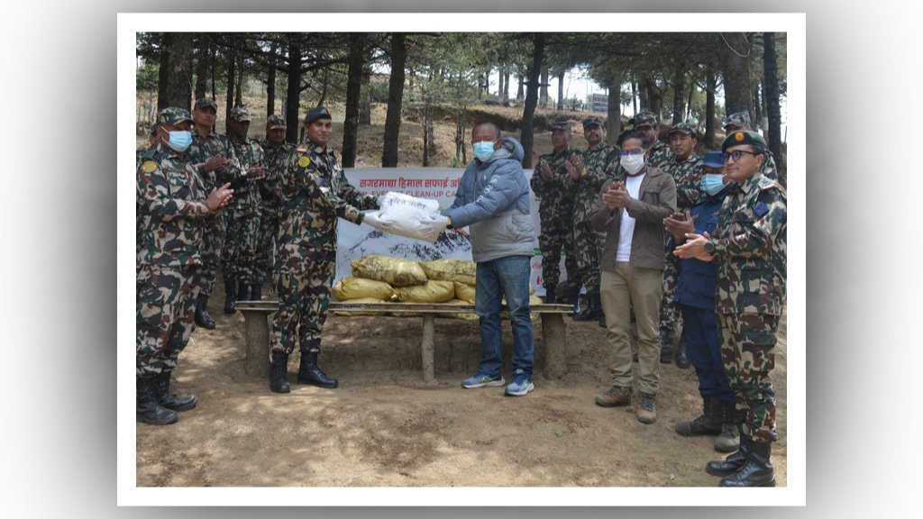 सफा हिमाल अभियानः सेनाले दुई शव र आठ हजार किलो फोहर उठायो