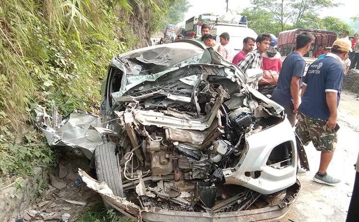 बस र कार ठोक्किँदा चितवनमा १७ जना घाइते