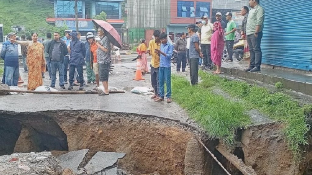 वर्षाका कारण पोखरामा सडक भासियो, विराटनगरका बस्ती डुबानमा