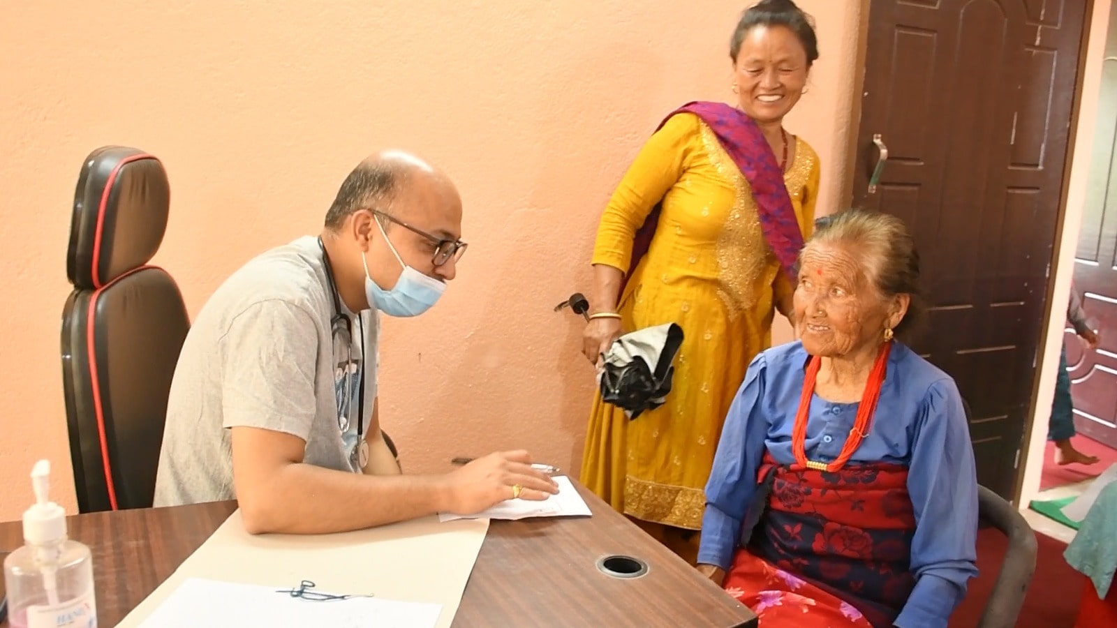 समुदायको मनमा बस्दै भक्तपुर अस्पतालः पाटीभञ्ज्याङ शिविरबाट १ सय ८१ जनामा ८ जनाको निःशुल्क शल्यक्रिया गर्ने