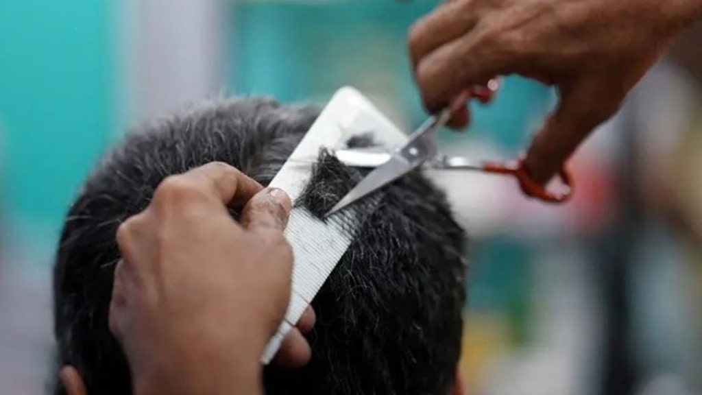 विद्यार्थीलाई कपाल काट्ने सीप सिकाउँदै भुम्रे मावि image