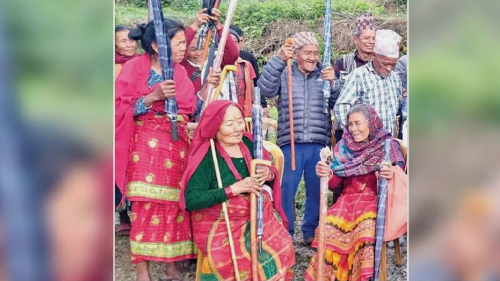 काभ्रेको खानीखोला पालिकाका ज्येष्ठ नागरिकलाई छाता र लौरो उपहार