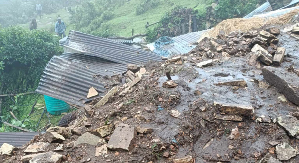 बागलुङमा पहिरोले घर पुरिँदा दुई जनाको मृत्यु,दुई जना घाइते