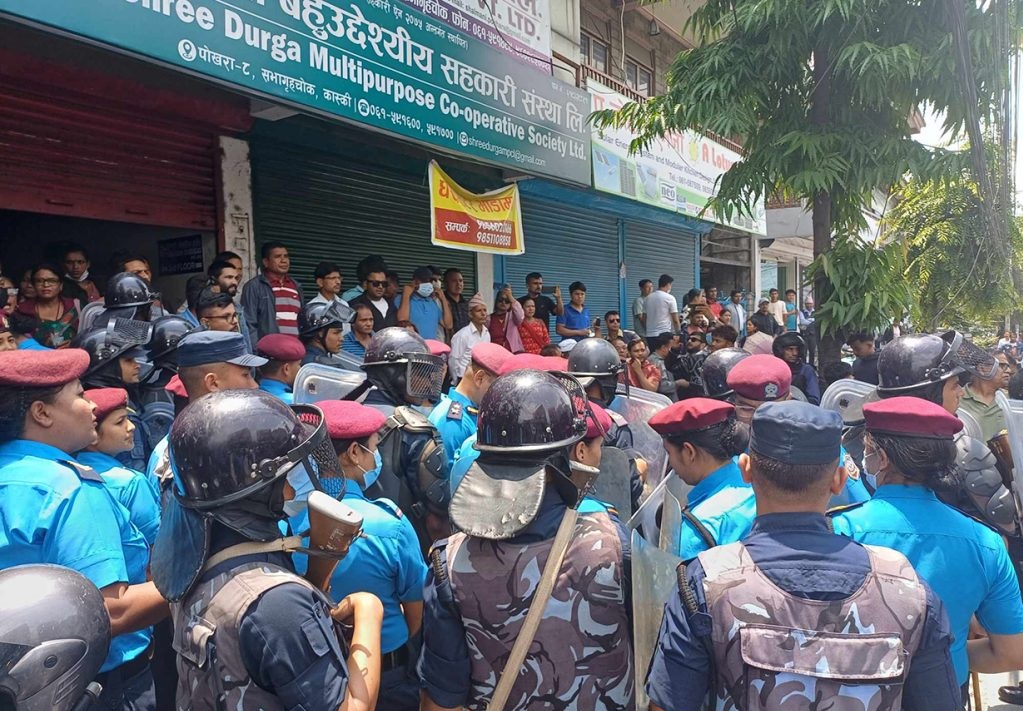 पोखरामा सहकारी पीडितले प्रधानमन्त्रीलाई कालो झन्डा देखाए