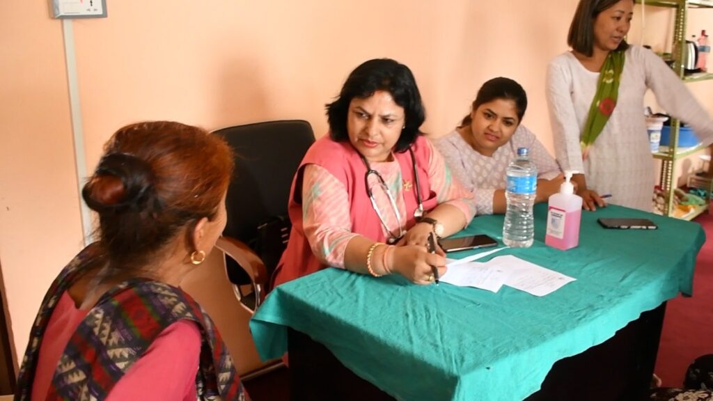 समुदायको मनमा बस्दै भक्तपुर अस्पतालः पाटीभञ्ज्याङ शिविरबाट १ सय ८१ जनामा ८ जनाको निःशुल्क शल्यक्रिया गर्ने