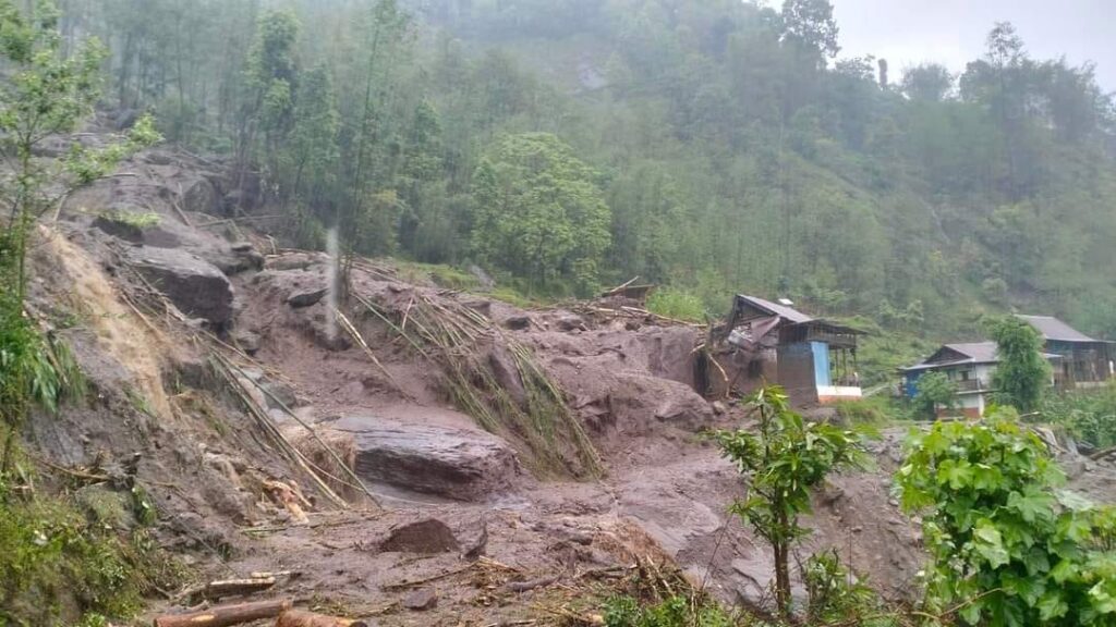 हालसम्म बाढी पहिरोका कारण ताप्लेजुङका २५ परिवार विस्थापित,४९ लाख ९० हजारको क्षति
