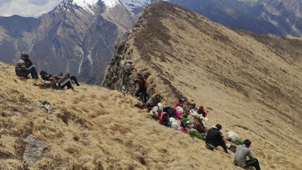 मुगुमा यार्सा सङ्कलनमा गएका चार जनाको मृत्यु, केही सिकिस्त विरामी
