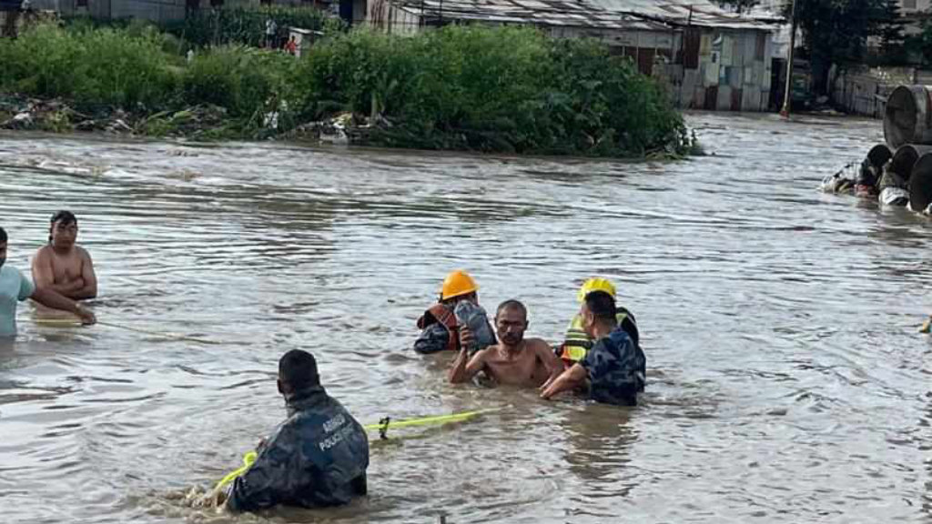 ट्युब तथा डोरीको सहायताले कीर्तिपुरमा १५ जनाको उद्धार
