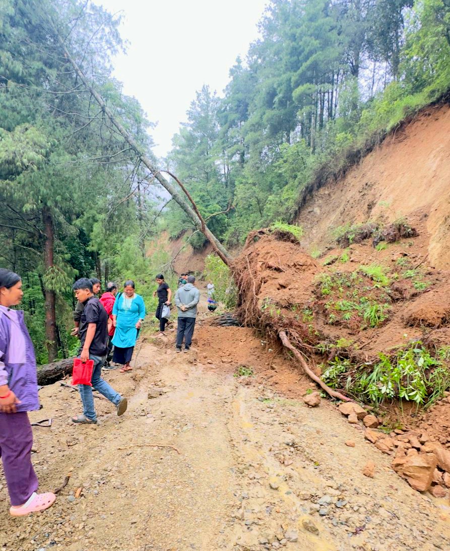 पहिरो खस्दा घ्याम्पेडाडा रानीकोट सडक अवरूद्व image