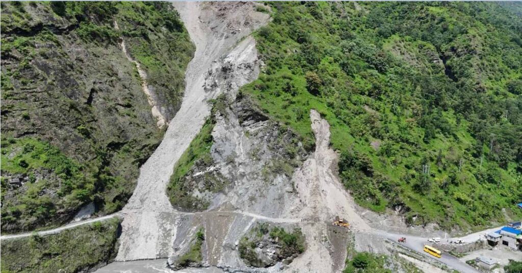 आठ दिनदेखि बन्द म्याग्दीको बेनी–दरबाङ सडक अझै खुल्न सकेन