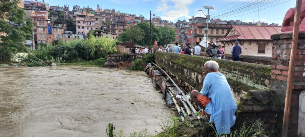 हनुमन्ते, मनोहरा र महादेव खोला भक्तपुरको बस्तीमा पस्यो, २८ जनाको उद्धार