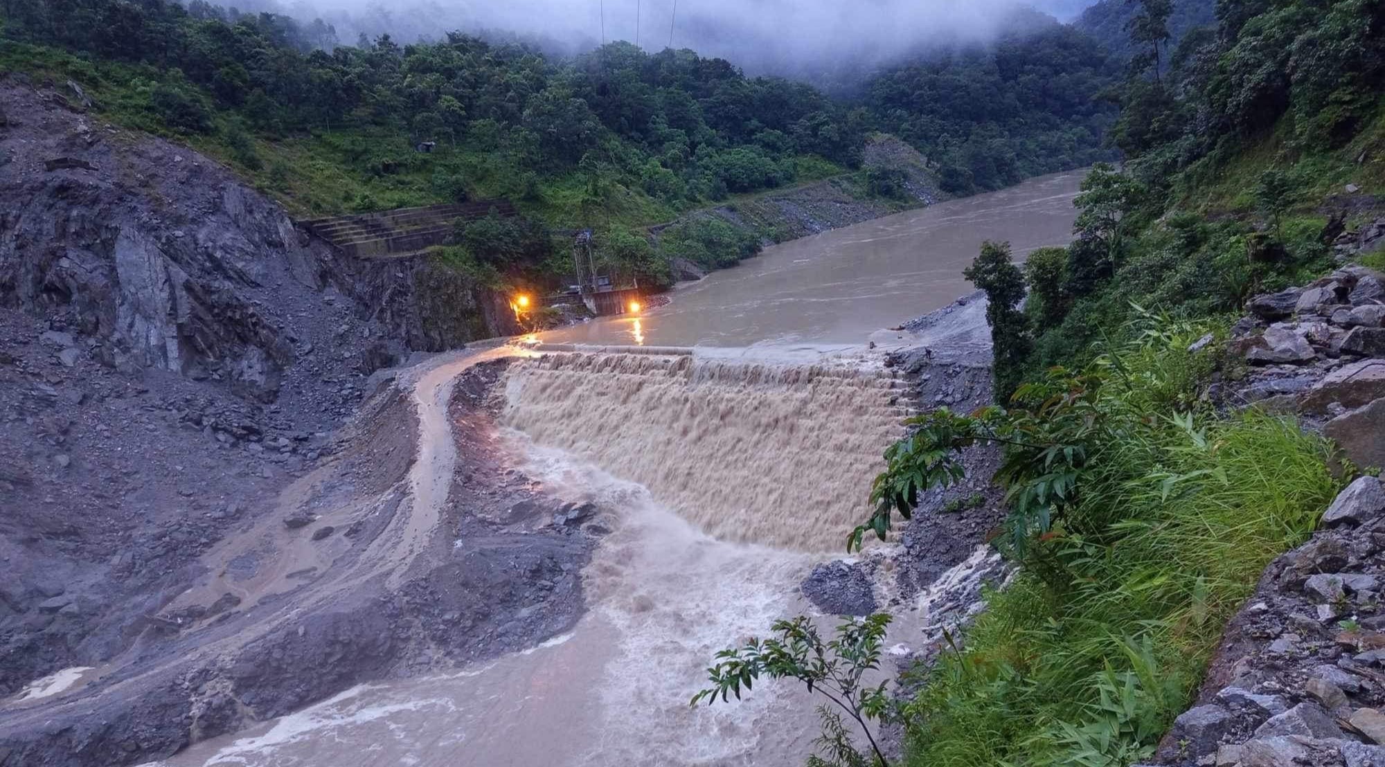 खोलाले बगाउँदा अरुण तेस्रोका मजदुर बेपत्ता image