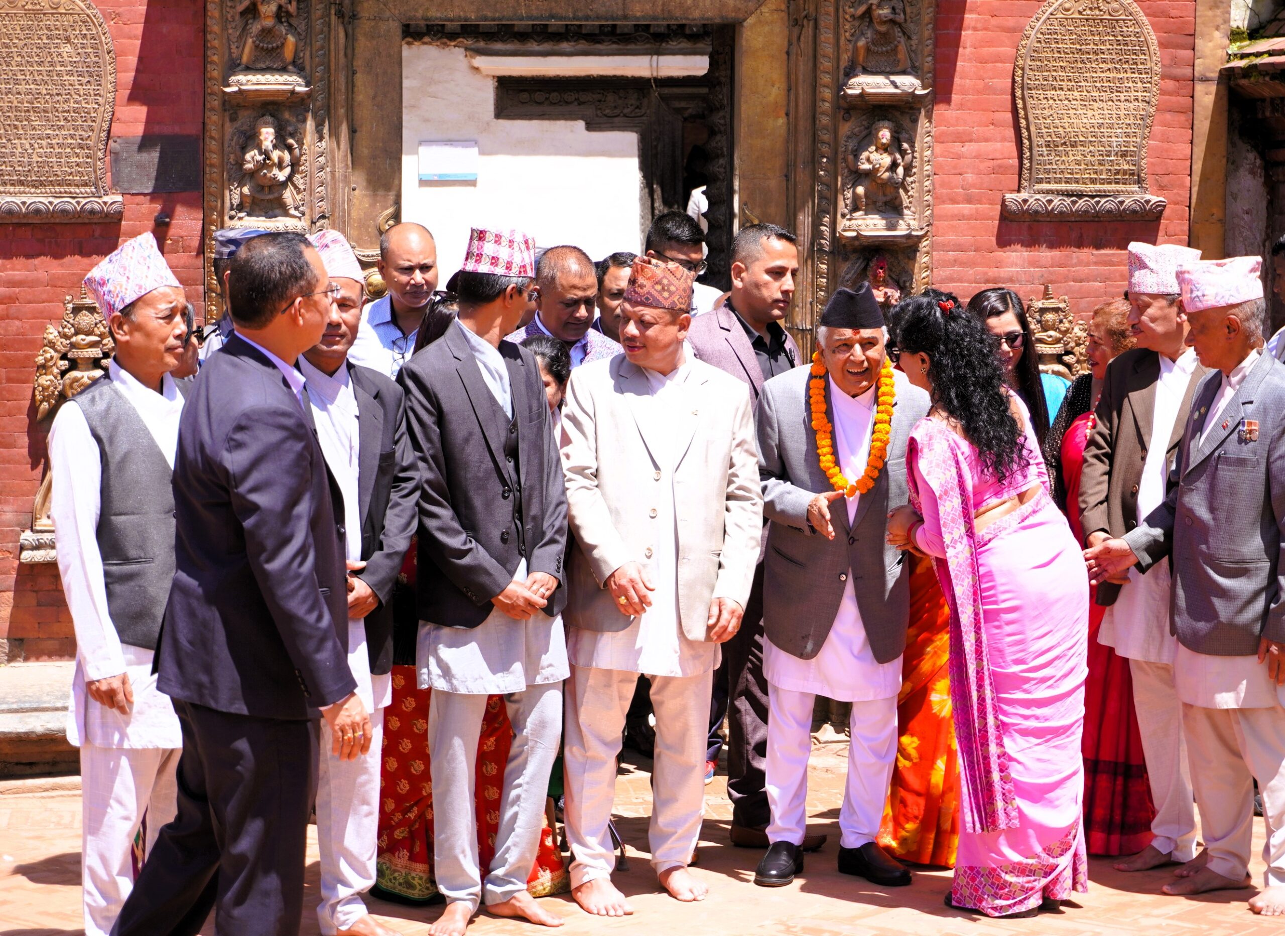 राष्ट्रपति रामचन्द्र पौडेलको भक्तपुर दरबार स्क्वायर क्षेत्रको अवलोकन image